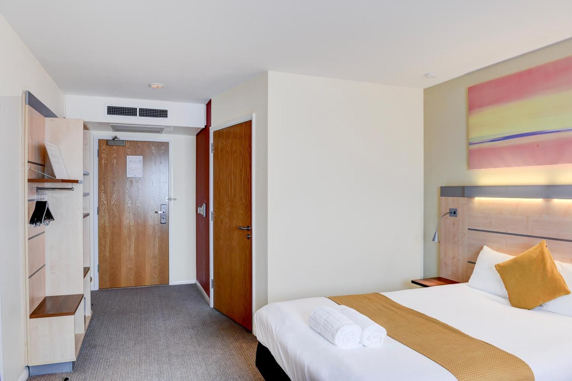 Belvilla Aberdeen Bridge of Don Sea VIew - Ex Holiday Inn Express Accessible - 1 Double Bed 2