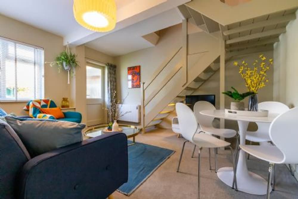 Host Stay Corner Cottage