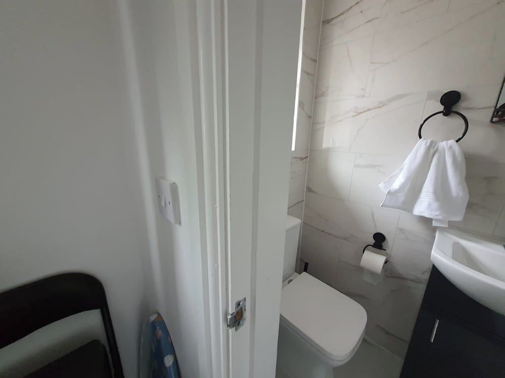 Private Room - Ensuite Bathroom - Free Parking House 9