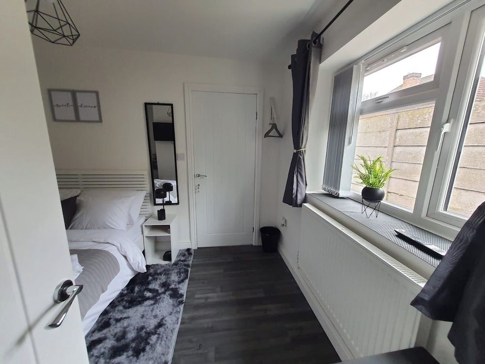 Private Room - Ensuite Bathroom - Free Parking House 13