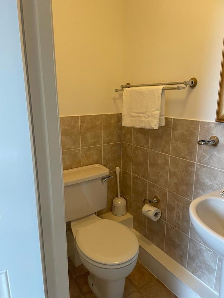 OYO The Board Inn Standard Twin Room 5