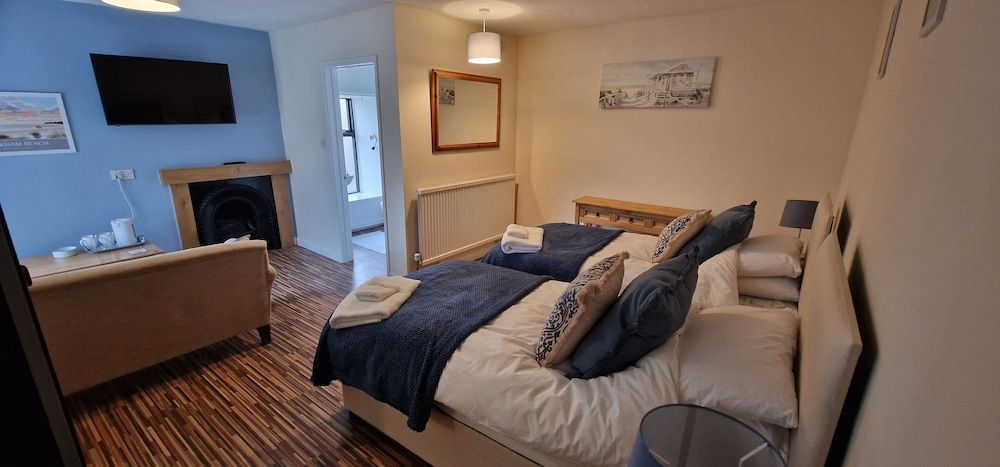 The Wheatsheaf Pub West Beckham Classic Double or Twin Room, Garden View