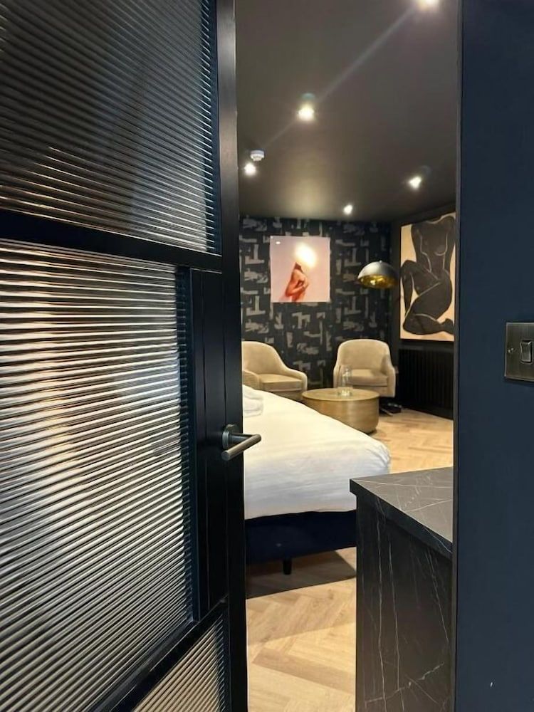 Secret Suites Lancaster Luxury Suite, 1 Bedroom, Patio 11