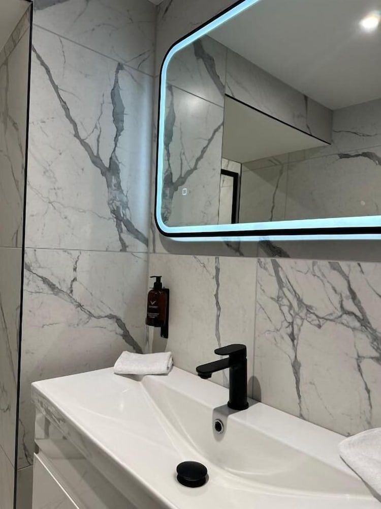 Secret Suites Lancaster Luxury Suite, 1 Bedroom, Patio 5