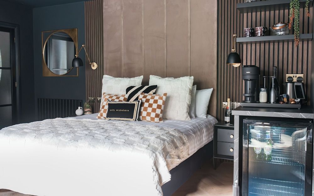 Secret Suites Lancaster Luxury Suite, 1 Bedroom, Patio 3