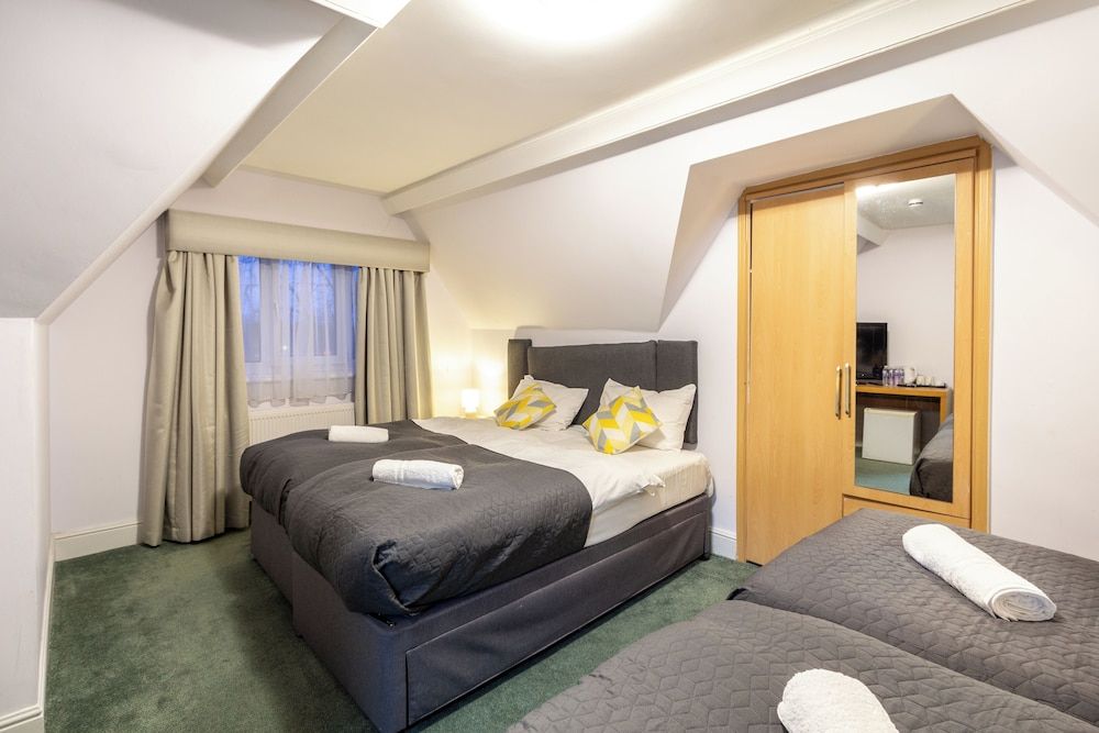 London Gatwick Inn Quadruple Room