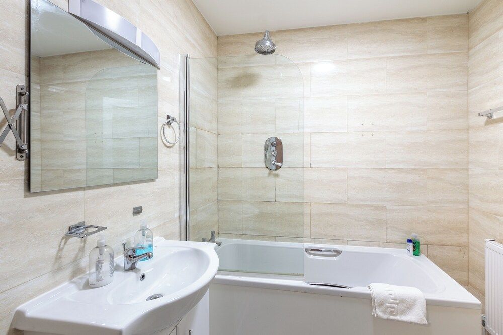 London Gatwick Inn Basic Double Room, Ensuite 4