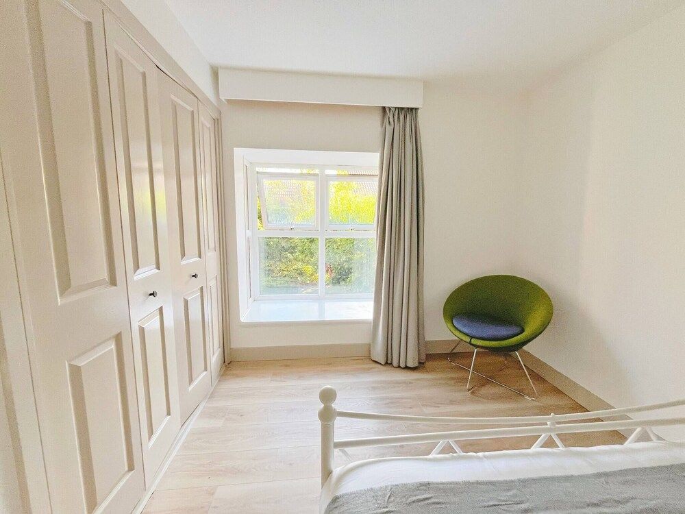 Entire 2 Bedroom House 7m To Station House, 2 Bedrooms 18