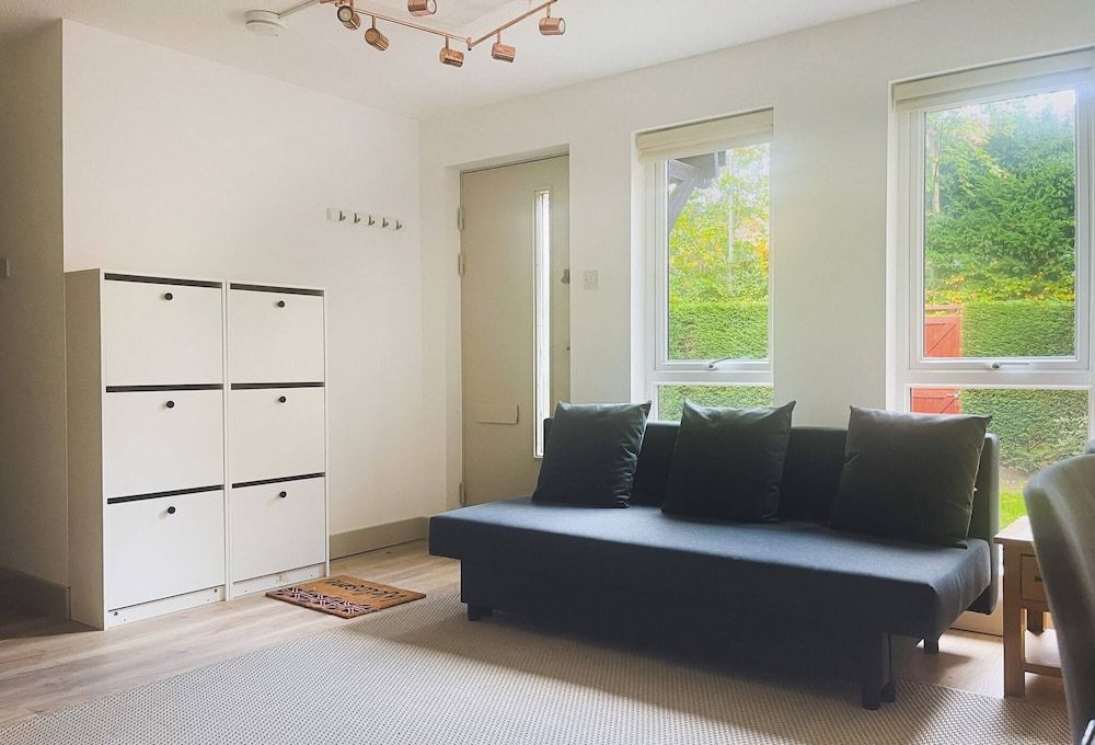 Entire 2 Bedroom House 7m To Station House, 2 Bedrooms 19