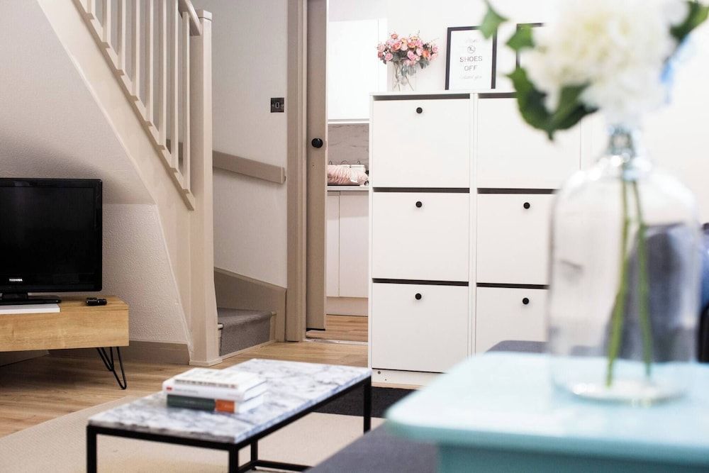 Entire 2 Bedroom House 7m To Station House, 2 Bedrooms 25