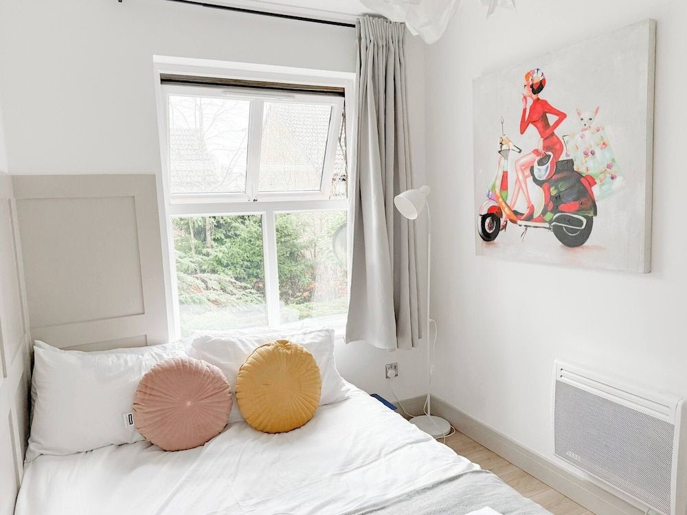 Entire 2 Bedroom House 7m To Station House, 2 Bedrooms 9