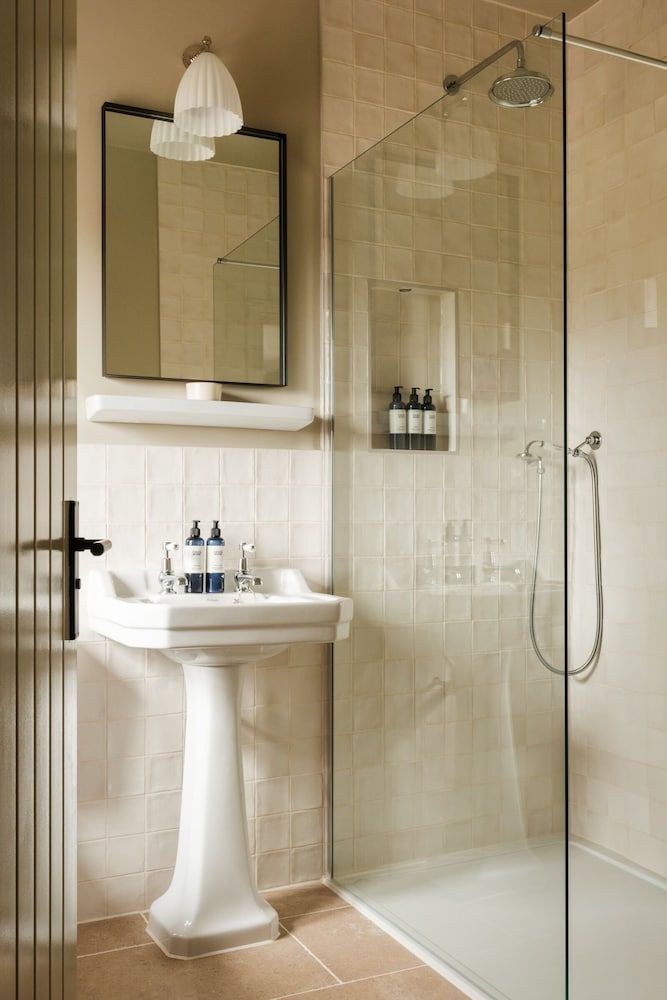 The Manor House Inn Double Room, Ensuite (Small) 4