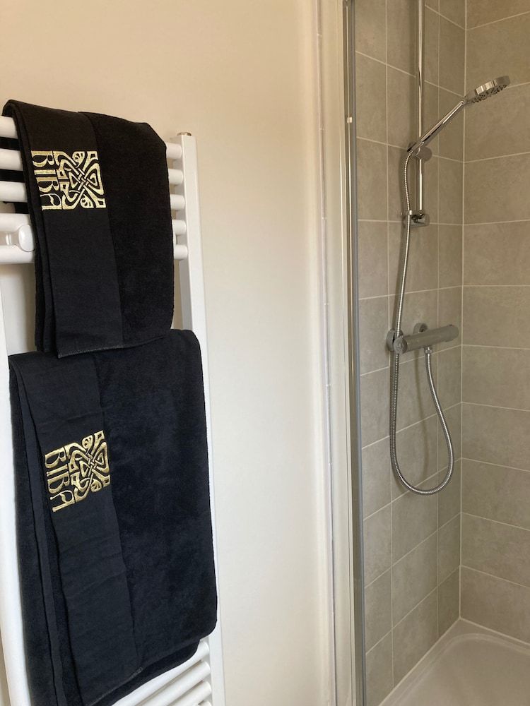 House-sleeps 8-parking-garden House 5