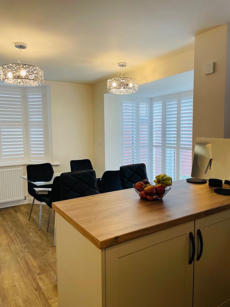 House-sleeps 8-parking-garden House 9