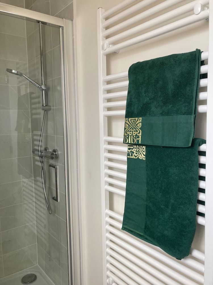 House-sleeps 8-parking-garden House 6