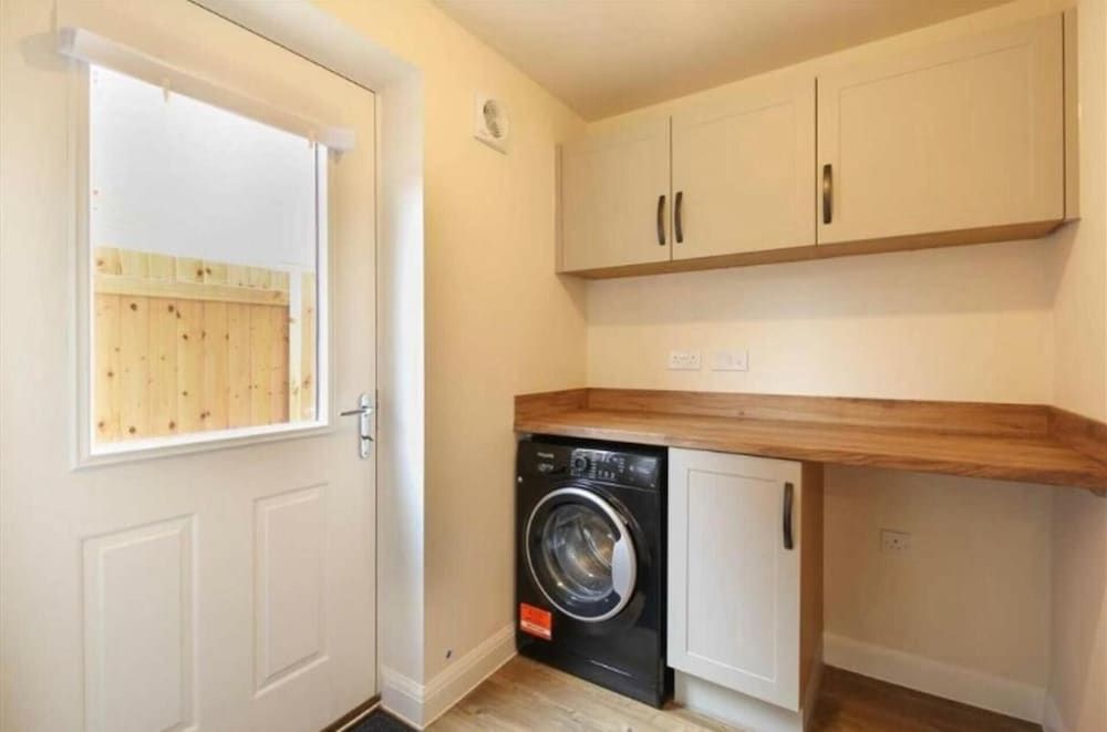 House-sleeps 8-parking-garden House 10