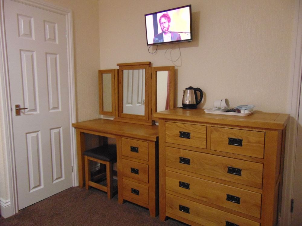 Daish’s Blackpool Hotel Twin Room 7