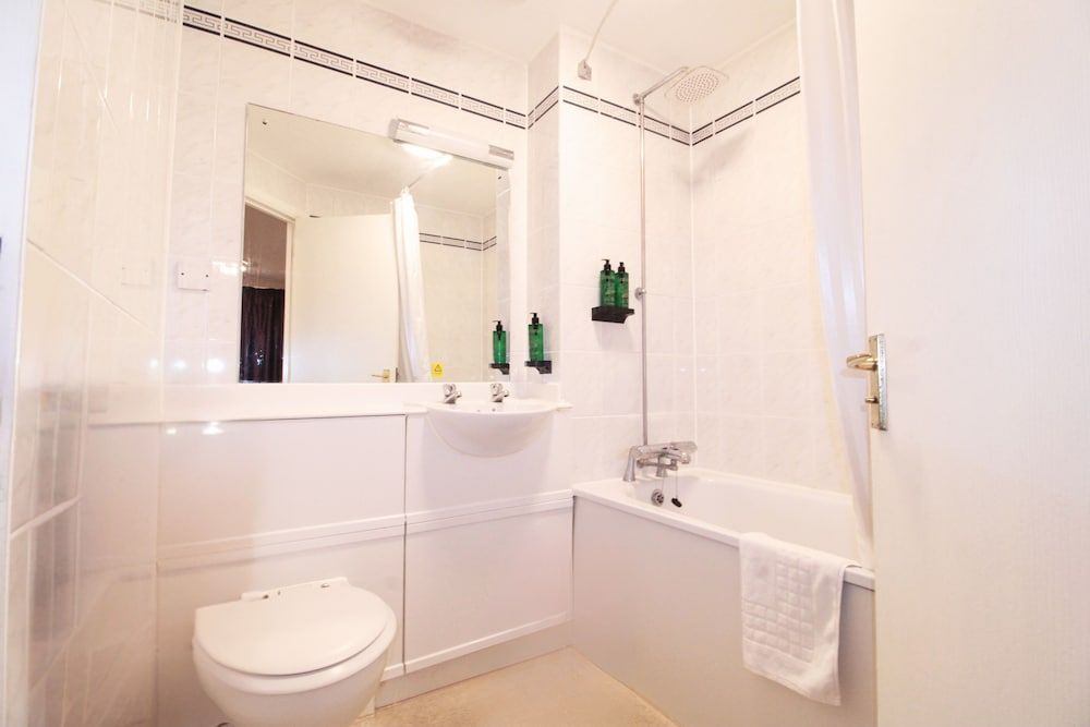 Orchid Epsom, Sure Hotel Collection by Best Western Deluxe Room, 2 Twin Beds, Non Smoking 7