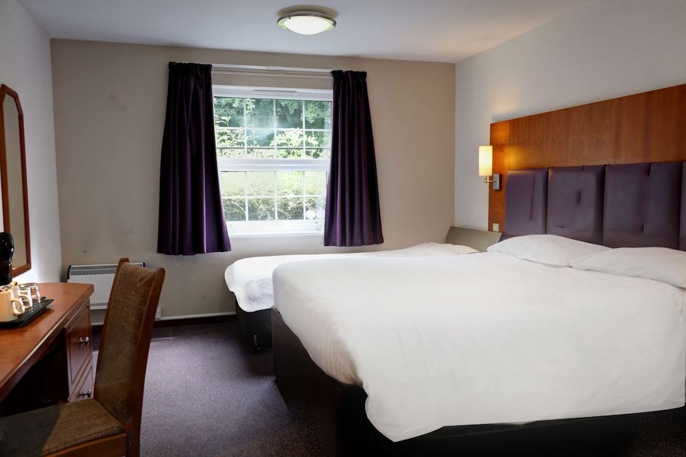 Orchid Epsom, Sure Hotel Collection by Best Western Deluxe Room, 2 Twin Beds, Non Smoking 3