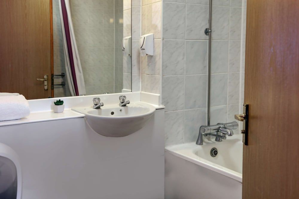 Orchid Epsom, Sure Hotel Collection by Best Western Deluxe Room, 2 Twin Beds, Non Smoking 6