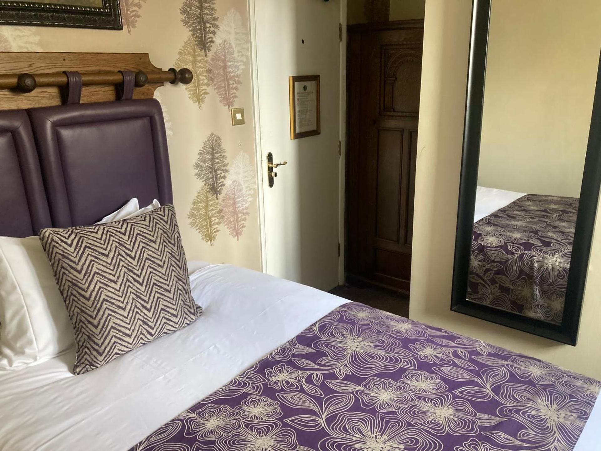 Saracens Head Towcester by Greene King Inns Single Room 5