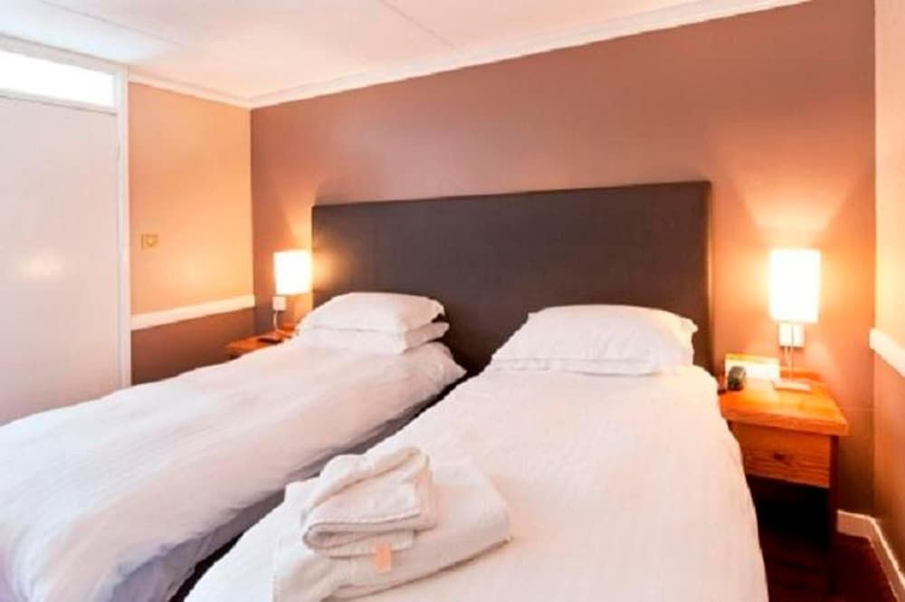 Saracens Head Towcester by Greene King Inns Single Room 9