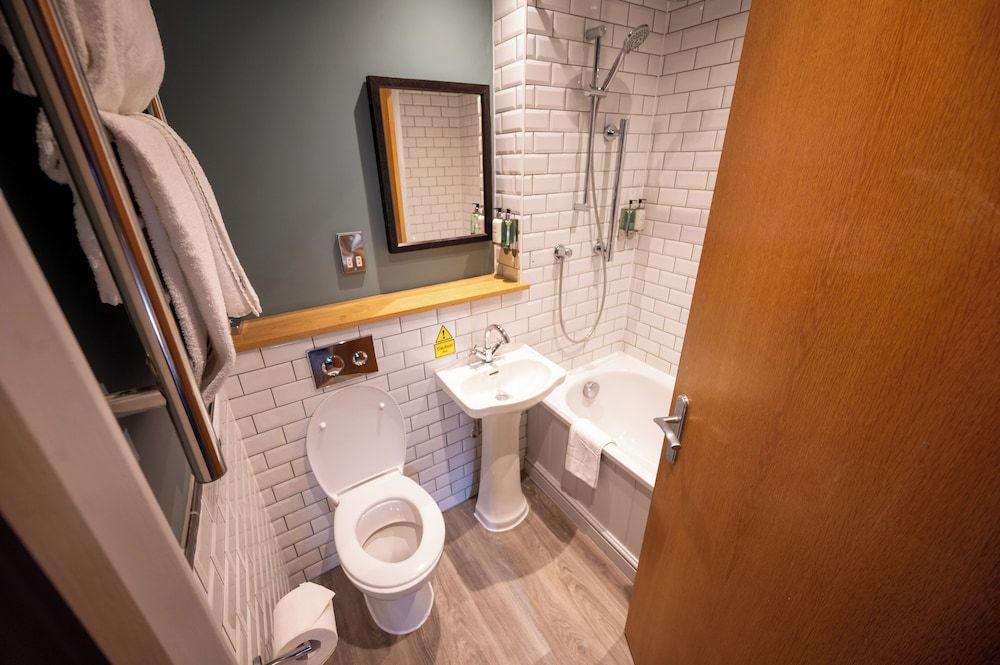 The Ely Hotel by Greene King Inns Basic Quadruple Room, Multiple Beds 5