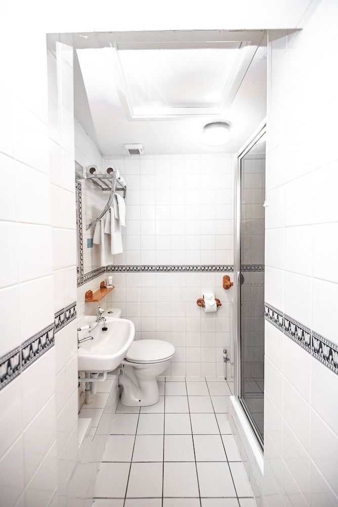 Trivelles Waterhall Country Hotel - Gatwick Double Room 38