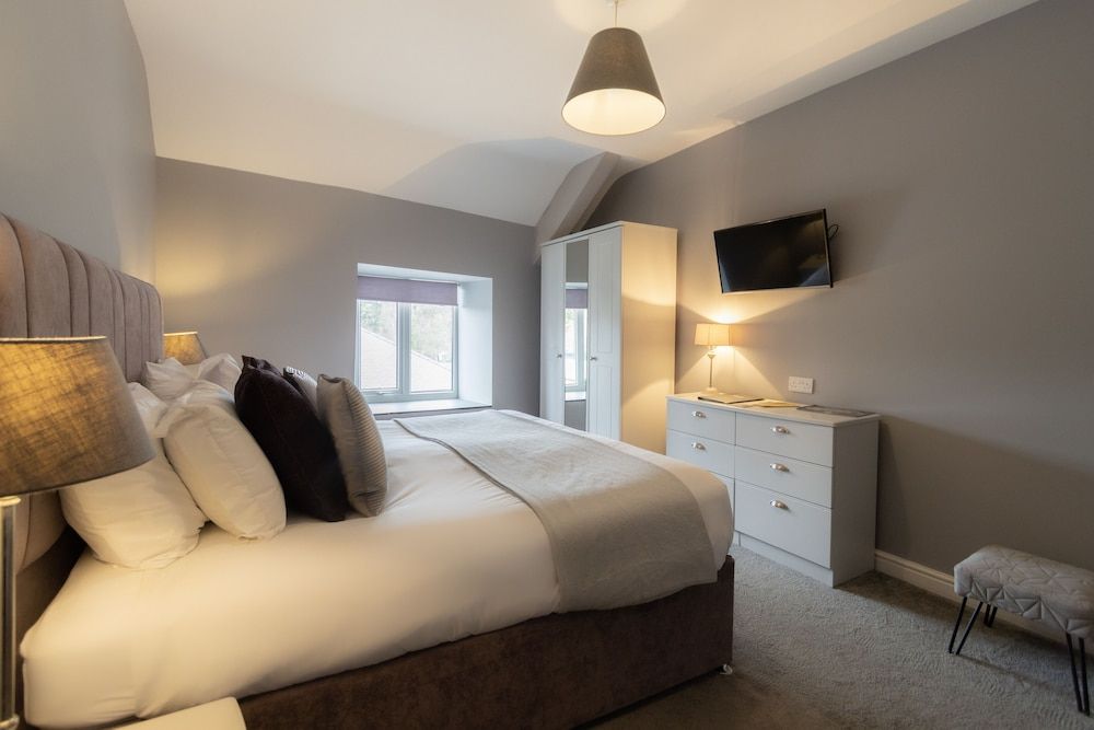 The Slate Deluxe Room, 1 King Bed 3