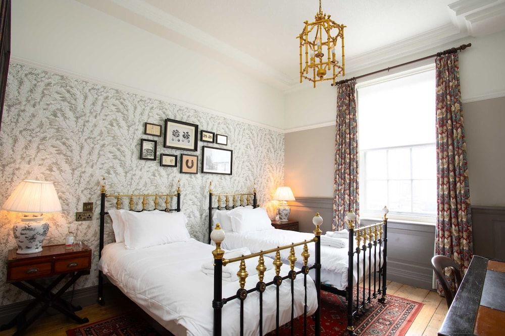 Crown Hotel Deluxe Quadruple Room