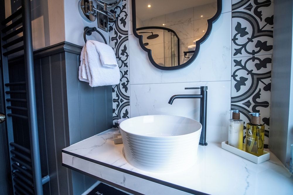 Abbotsford Hotel Bagpiper Room 4