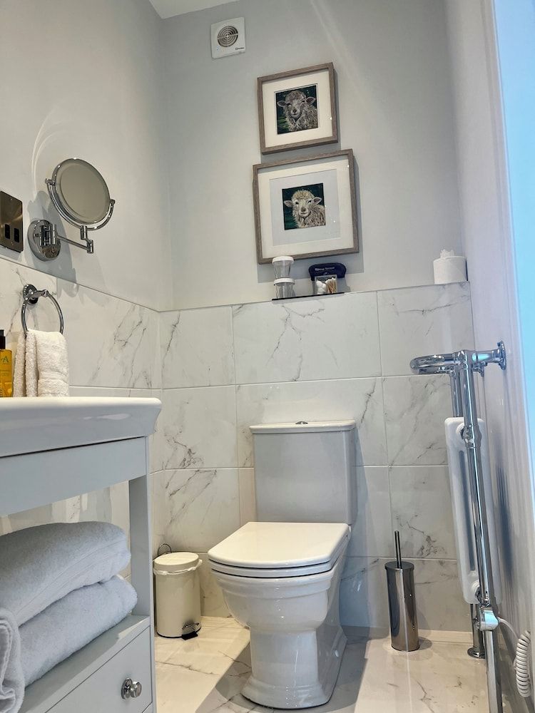 Abbotsford Hotel Wee Lamb Room 4