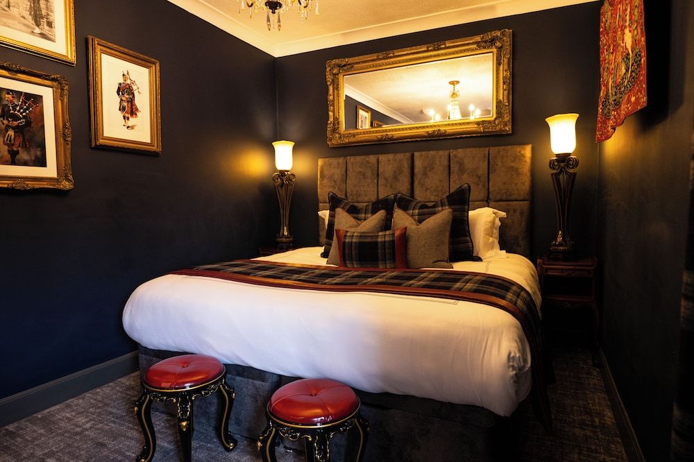 Abbotsford Hotel Bagpiper Room 2