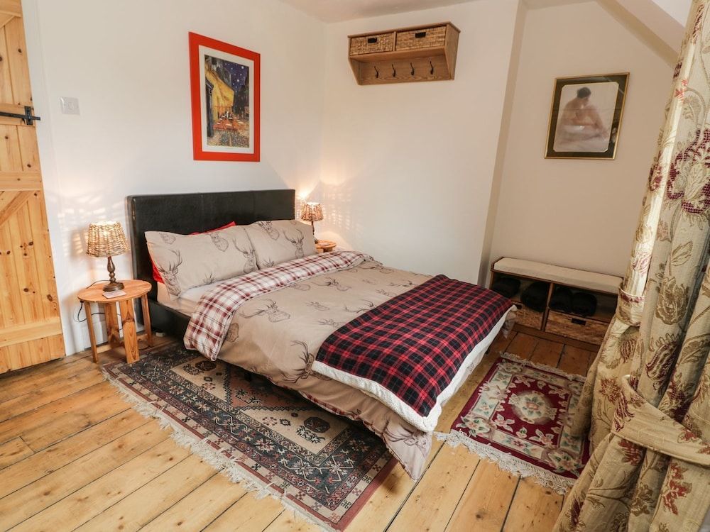 Family Cottage (No8)