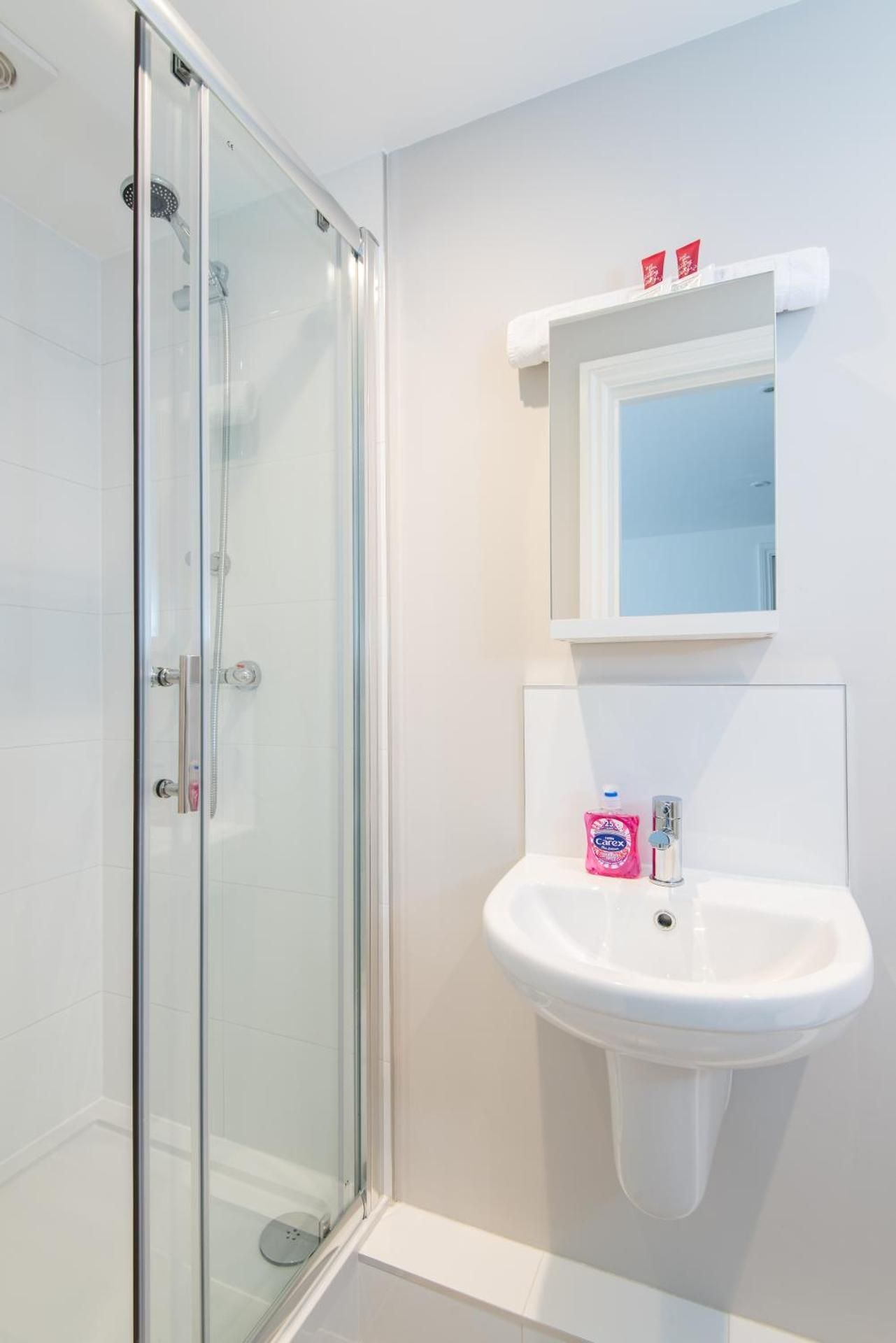 Hamptons Brighton Single Room with Shared Bathroom 5