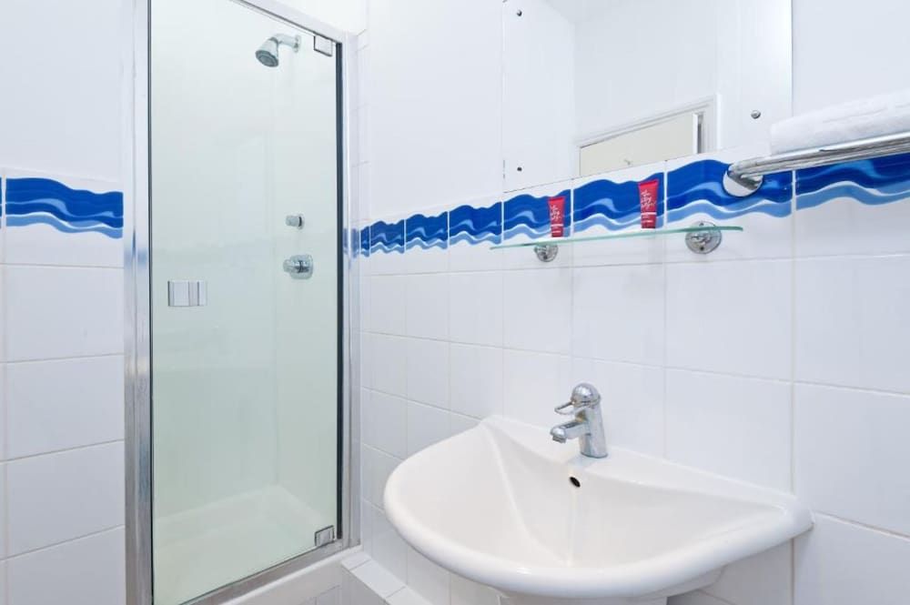 Hamptons Brighton Single Room with Shared Bathroom 4