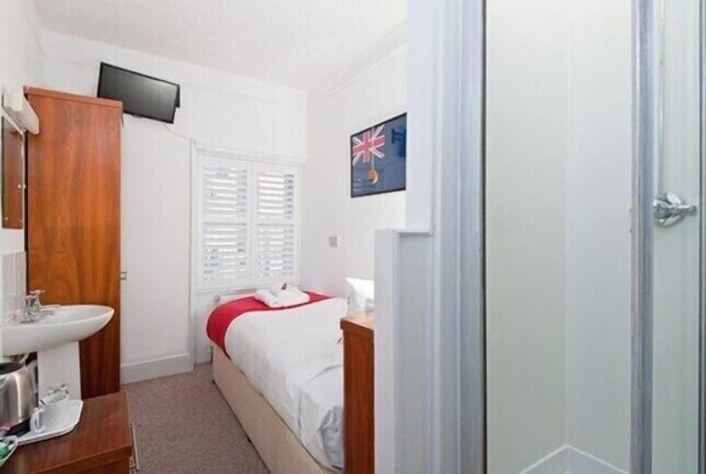 Hamptons Brighton Single Room with Shared Bathroom 2