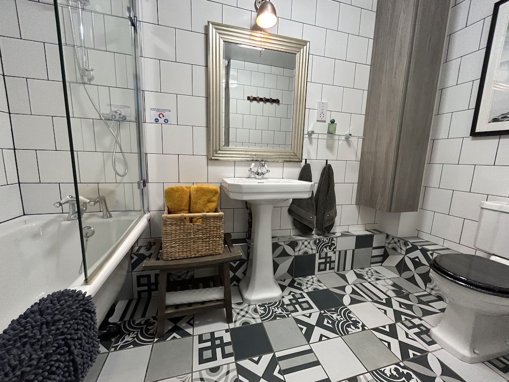 Worth House Superior Double or Twin Room, Bathtub 12