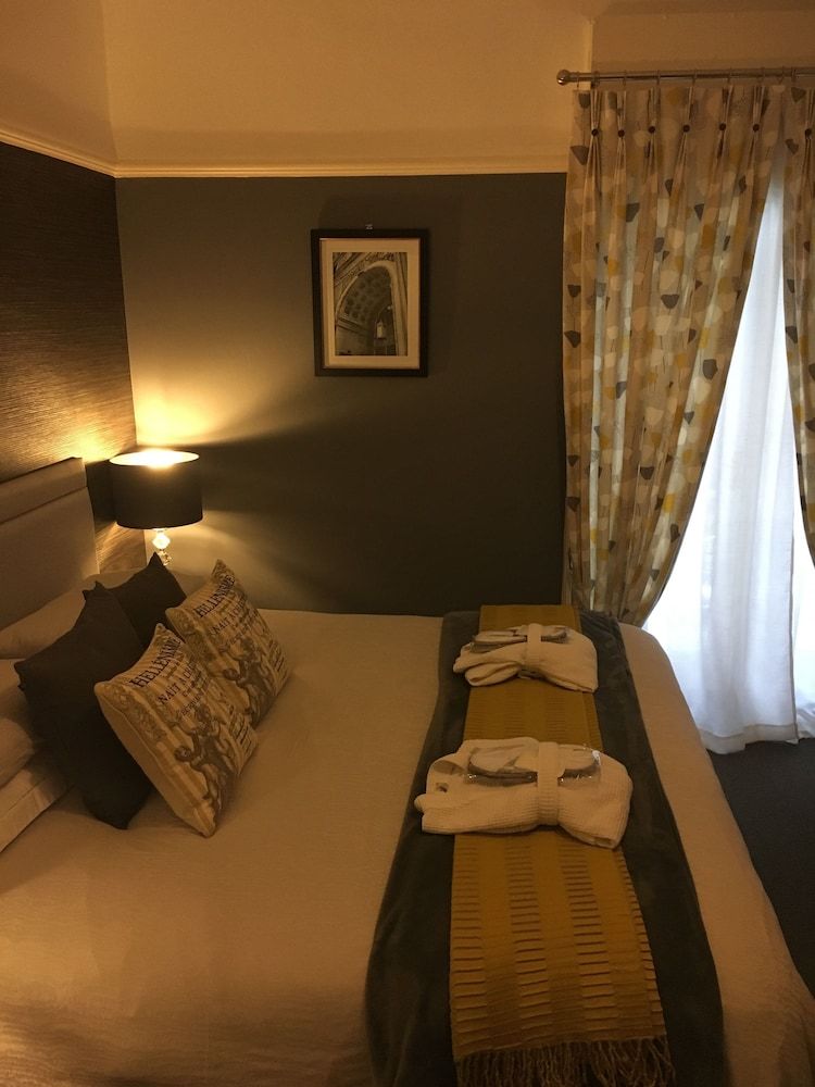 Worth House Superior Double or Twin Room, Bathtub 9