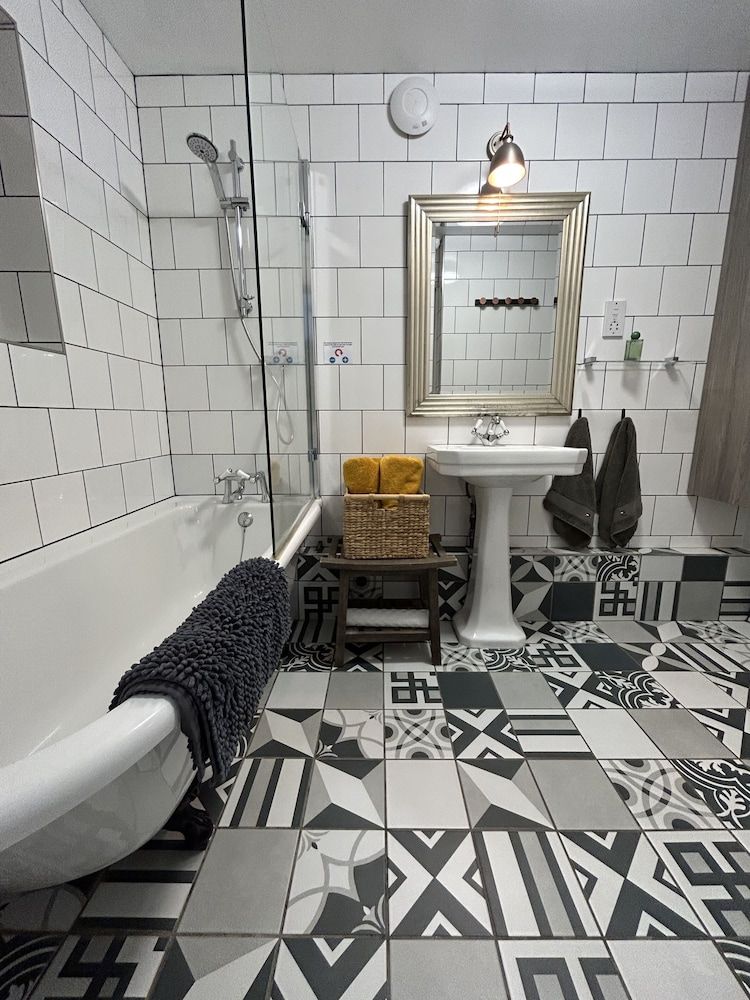 Worth House Superior Double or Twin Room, Bathtub 11