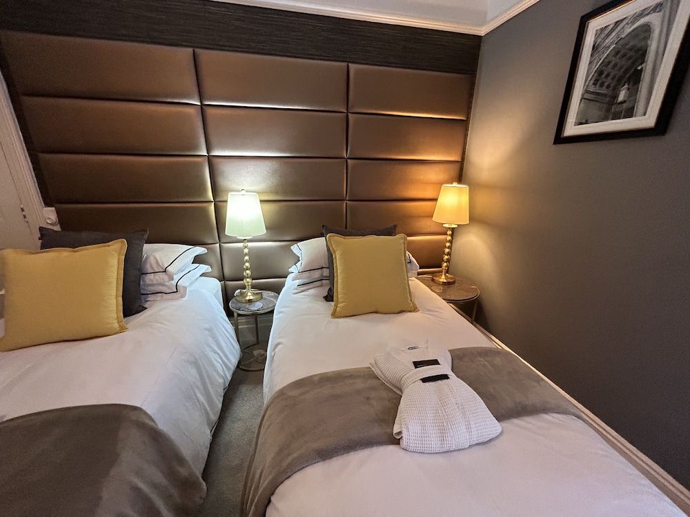 Worth House Superior Double or Twin Room, Bathtub 8