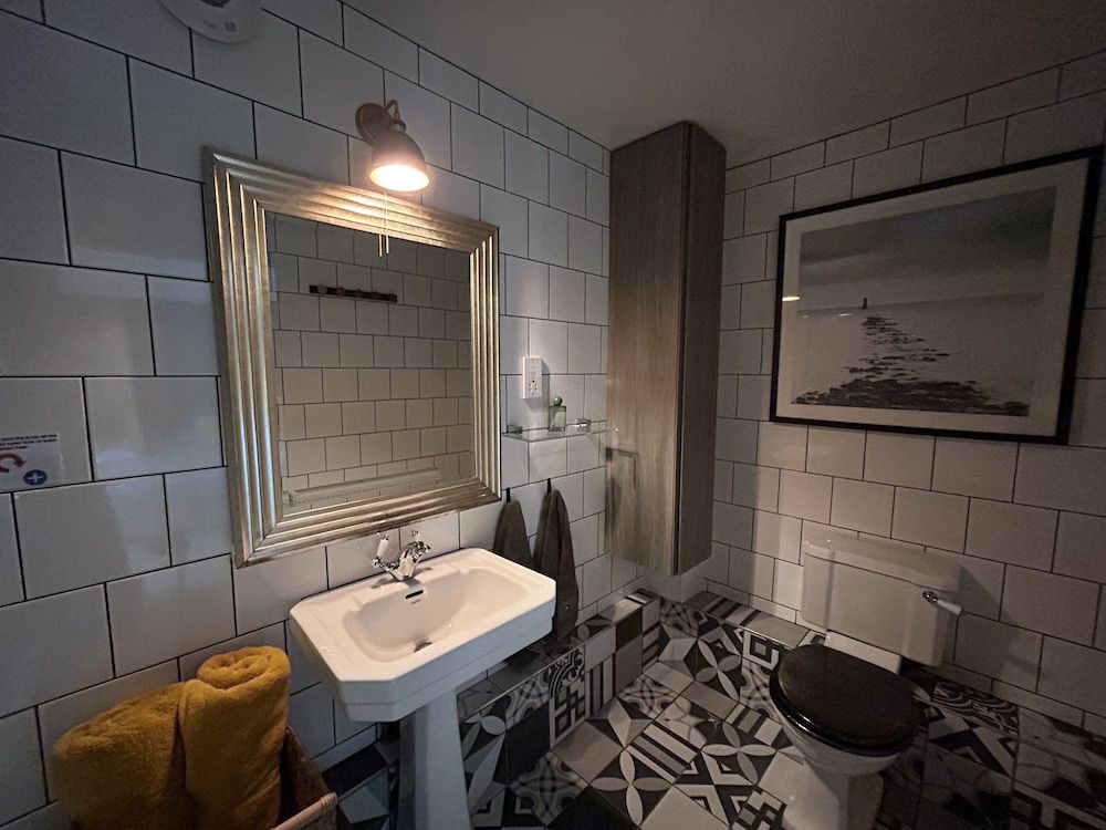 Worth House Superior Double or Twin Room, Bathtub 15