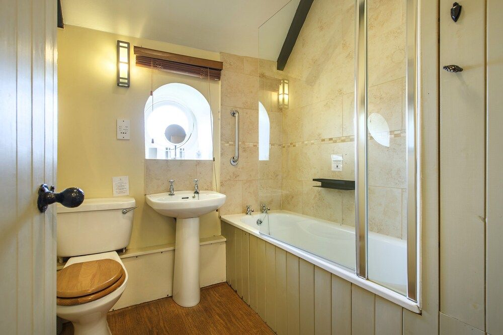 Cley Windmill Deluxe Double Room, Ensuite, River View (River Room) 4