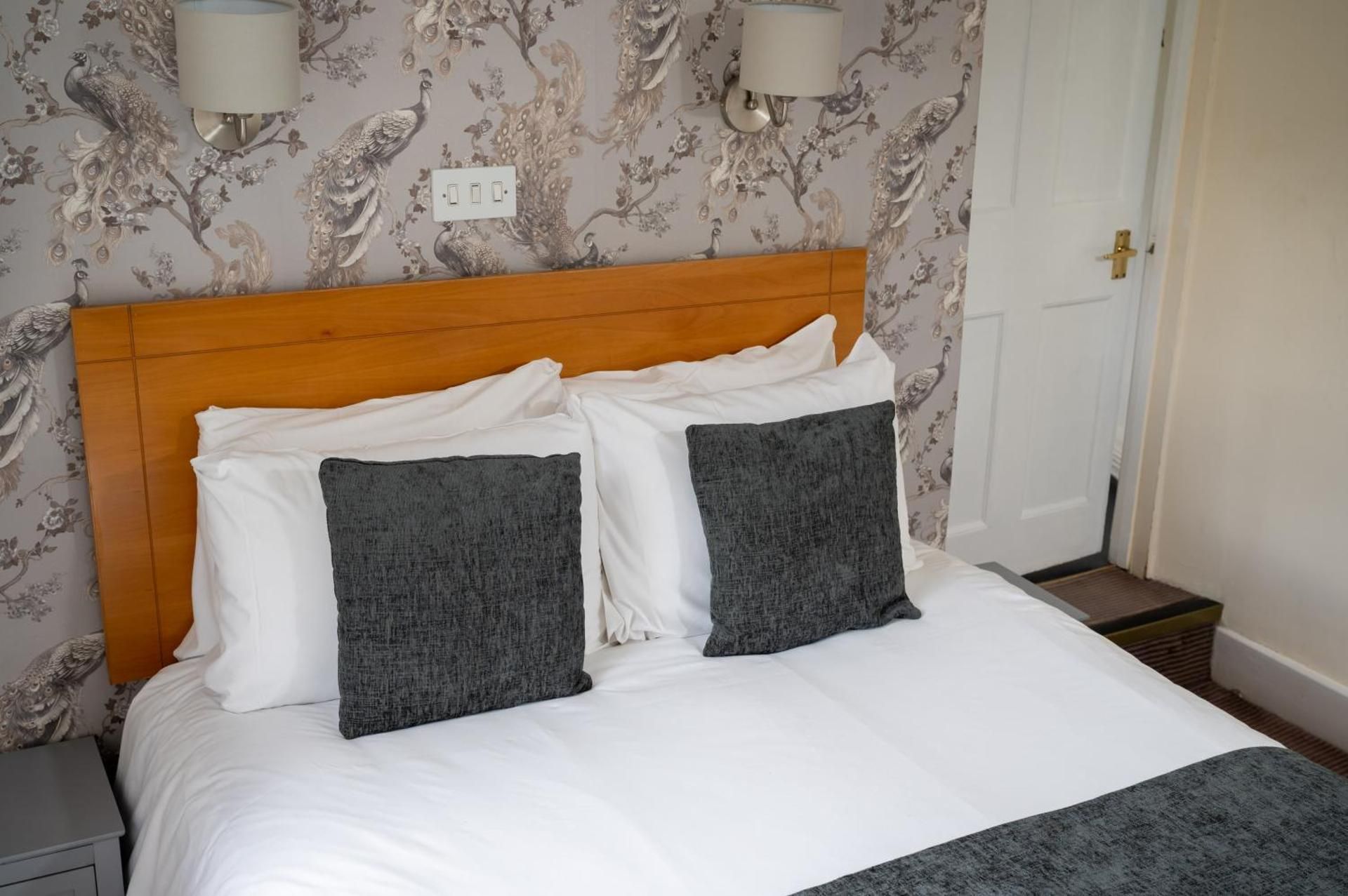 Bell Hotel by Greene King Inns Family Room 3