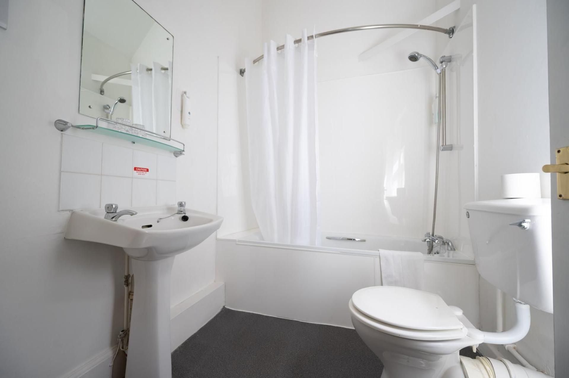 Bell Hotel by Greene King Inns Family Room 5