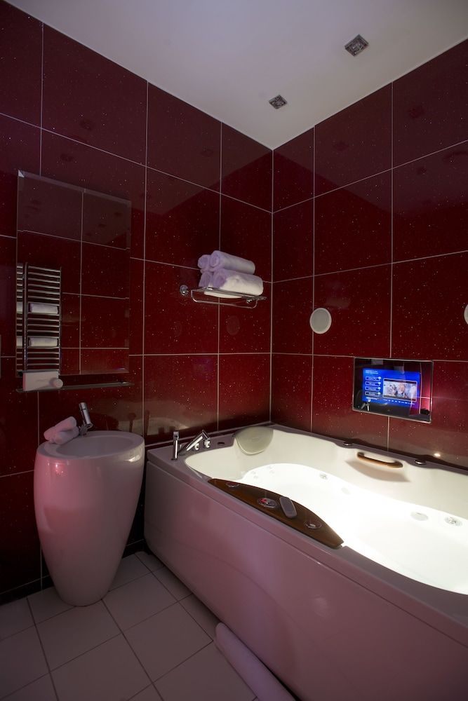 The Clarence Boutique Rooms Superior King with Double Spa Bath 9