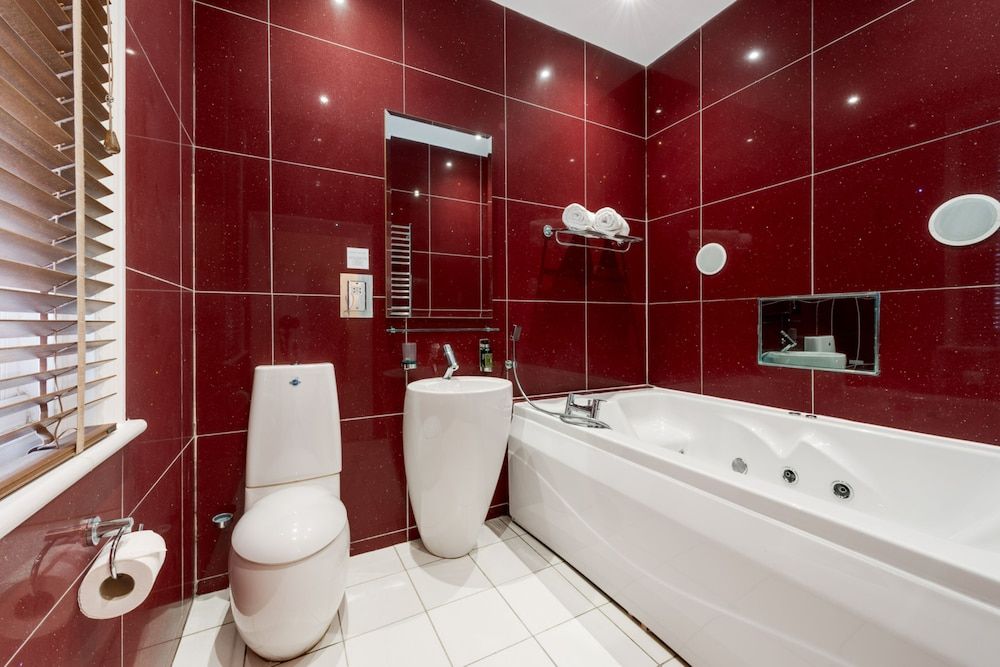 The Clarence Boutique Rooms Superior King with Double Spa Bath 5