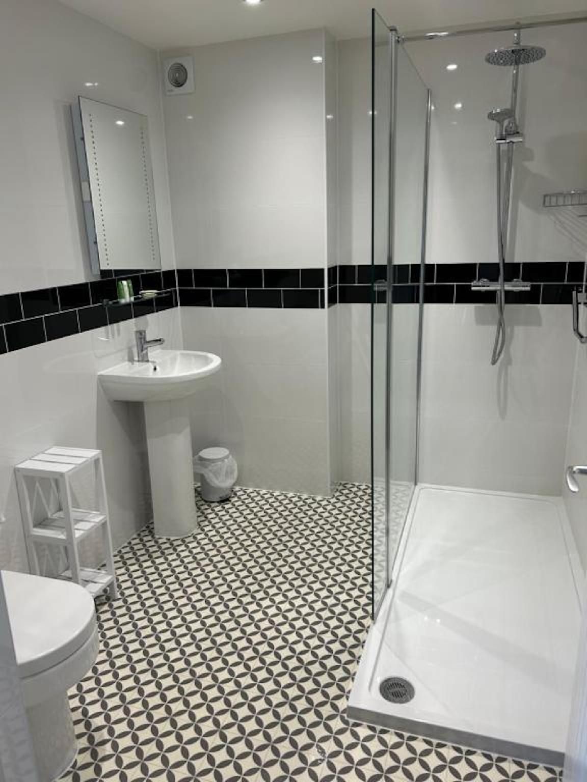 Great Malvern Hotel Standard-Twin room-Ensuite 3