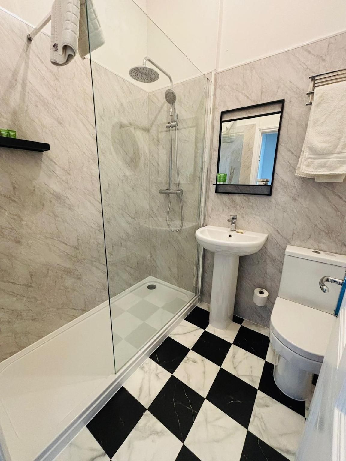 Great Malvern Hotel STUDIO ENSUITE WITH SHOWER