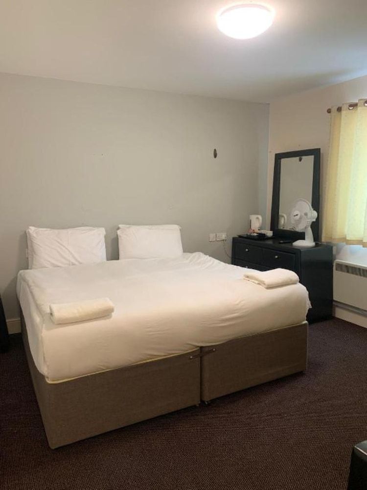 OYO Go2 Gloucester Hotel Standard Room, 1 Double Bed 3